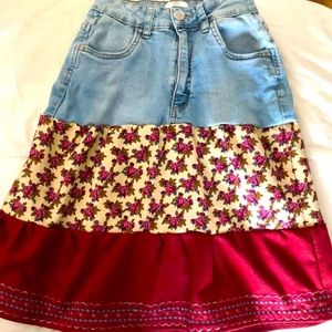 This custom made skirt is 21 1/2” long and 20” waist.